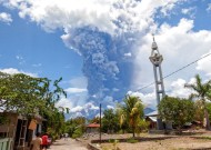 印尼的拉基拉基火山爆发了8次，政府打算永久迁移